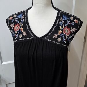 Euc sleeveless top. Sz S by  Knox Rose. Black w embroidery.